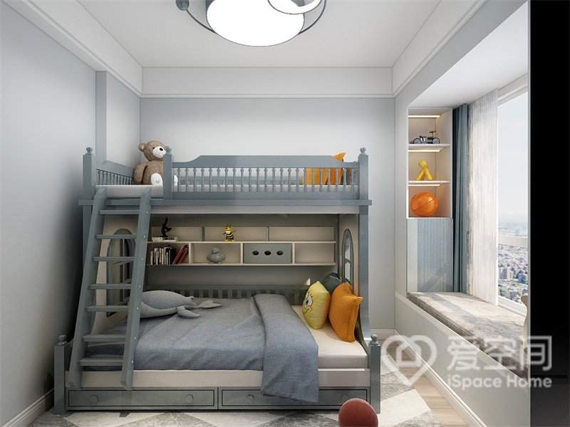 为提升空间利用率，设计师在儿童房中选用了高低床，并浅蓝色床架与主题配色呼应。