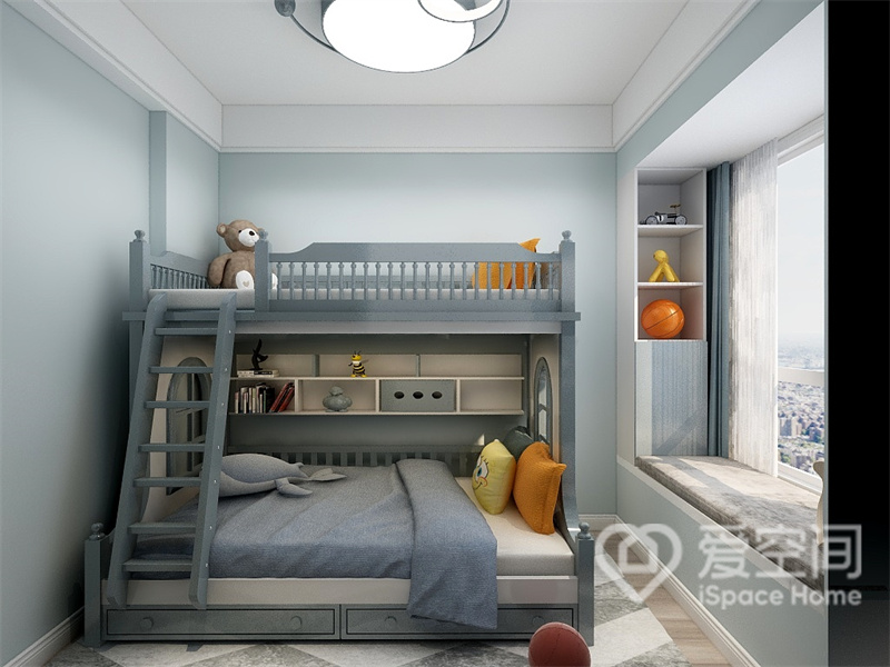 儿童房的主色调为蓝色，营造出一种平静的氛围，在光的折射下整个空间更显通透明亮。