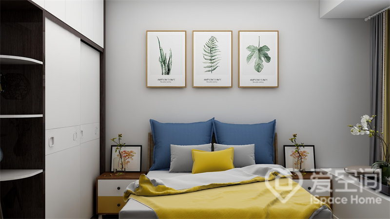 次卧的设计简洁利落，蓝色与黄色撞色搭配，调和了大面积灰色带来的限制感，空间显得轻盈高级。