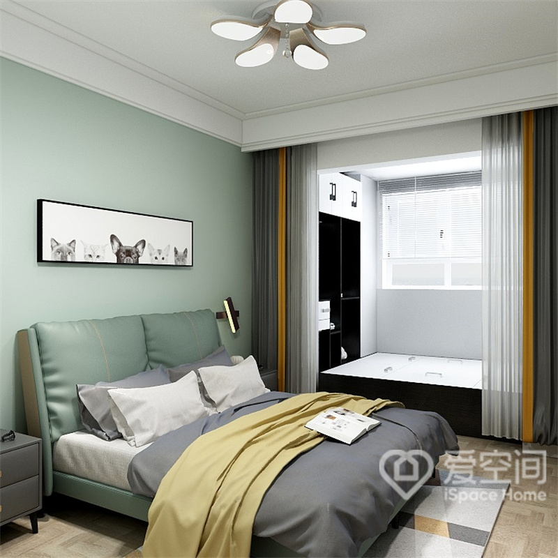 次卧背景以薄荷绿为主色调，与皮质床头相辅相成，黄色软装赋予了空间温润质感，打破了硬装的单调。