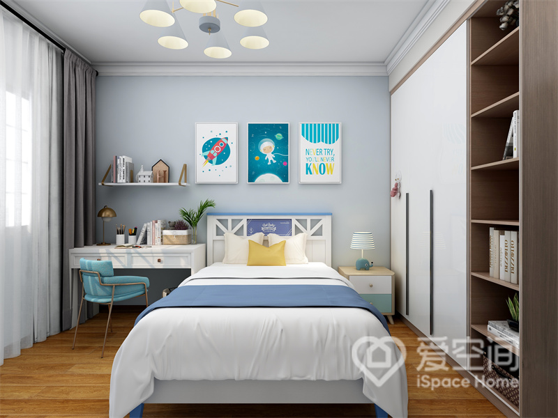 浅蓝色与白色搭配呈现出清新活泼的卧室氛围，装饰画点缀在背景中，空间充满自然的舒适感。