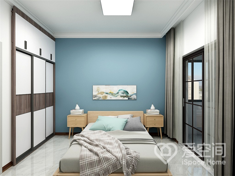浅蓝色背景墙浪漫温柔，带来朦胧美感，原木家具搭配灰色系床品，呈现出柔和雅致的空间氛围。