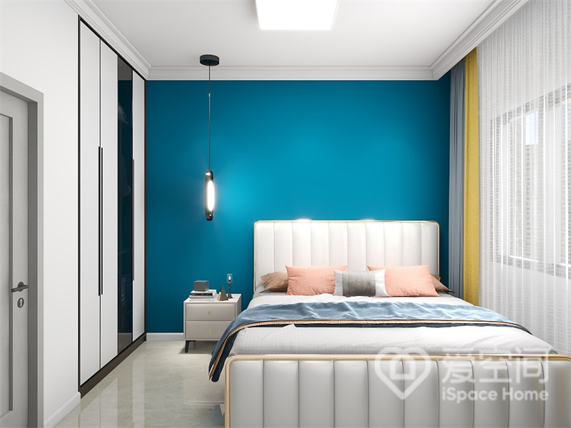 次卧衣柜嵌入式设计，既保证了空间的干净与整洁，浅蓝色背景墙搭配线性灯具，为空间增添了几分设计美感。