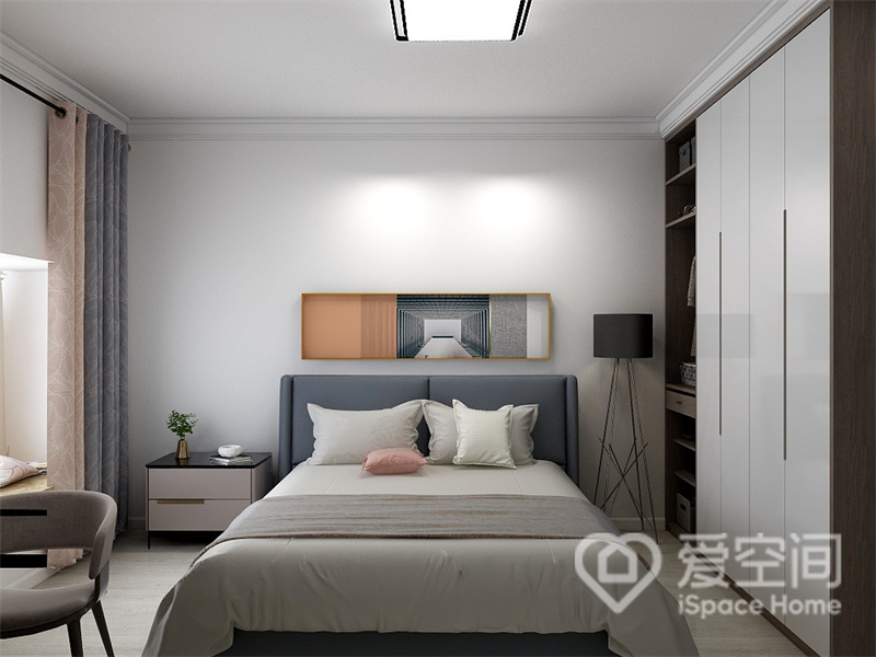 主卧设计简朴，给人寂静的力量，嵌入式衣柜令卧室空间大了一倍，低饱和色软装带来安逸舒适的氛围。