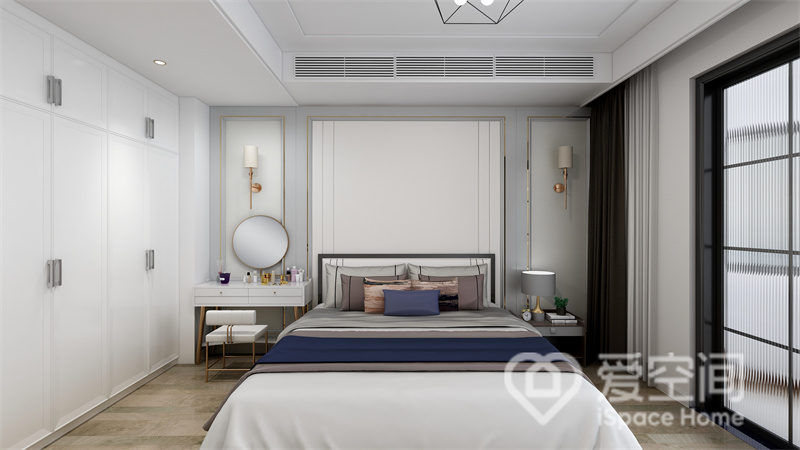 主卧的设计干净简单，衣柜选用入墙式设计，白色柜面令卧室显得更为干净，体现出休闲温馨的氛围。
