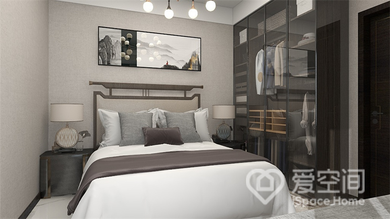 米灰色墙纸令次卧充满优雅大气的气息，新中式双人床淡雅简朴，床品配色体现了新中式的高雅之美。