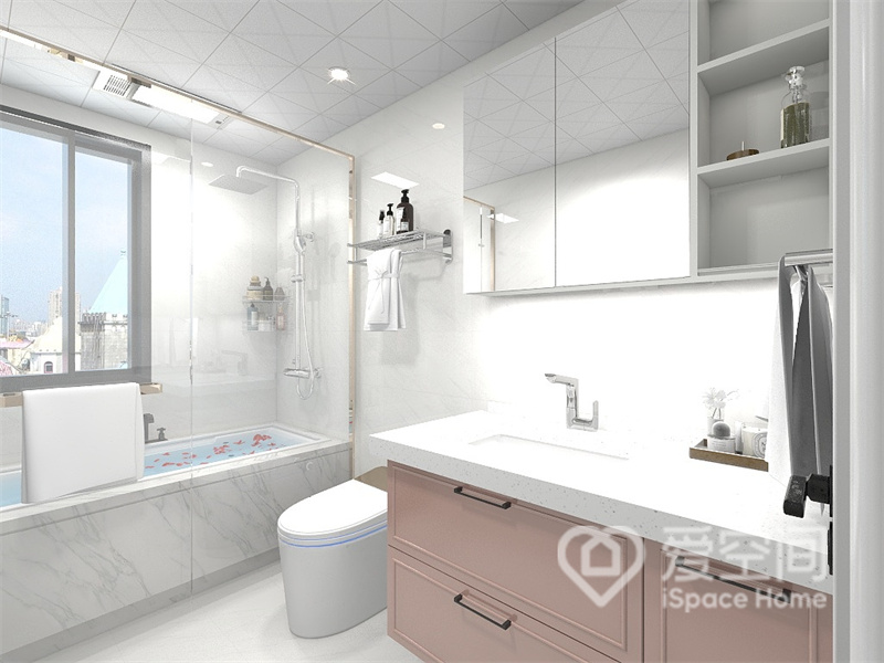 粉色洗手柜赋予了空间灵动性，设计师运用玻璃打造出淋浴房，并在房中增加了浴缸，凸显出业主对生活品质的追求。