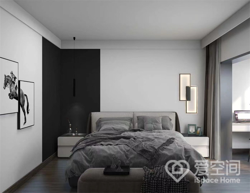 主臥背景墻大面積采用了白色墻漆，轉角位置用黑色色塊填充，豐富立面層次之余，令空間簡約中帶著一些沉穩感，灰色調軟裝貫穿空間，極力營造出一個舒適、安靜的睡眠環境。