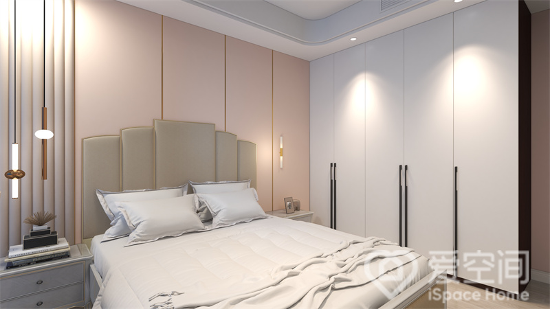 次卧衣柜采用隐形设计手法，增加了空间的利用率，粉色护墙板带来美好而浪漫的质感，光影之下，时尚灵动。