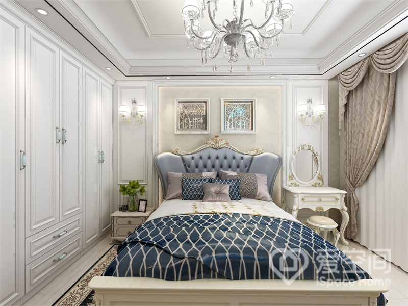 主卧入墙式白色衣柜与背景和谐统一，空间延伸感更强，欧式双人床布置在中部，给人优雅大气的视觉感受。