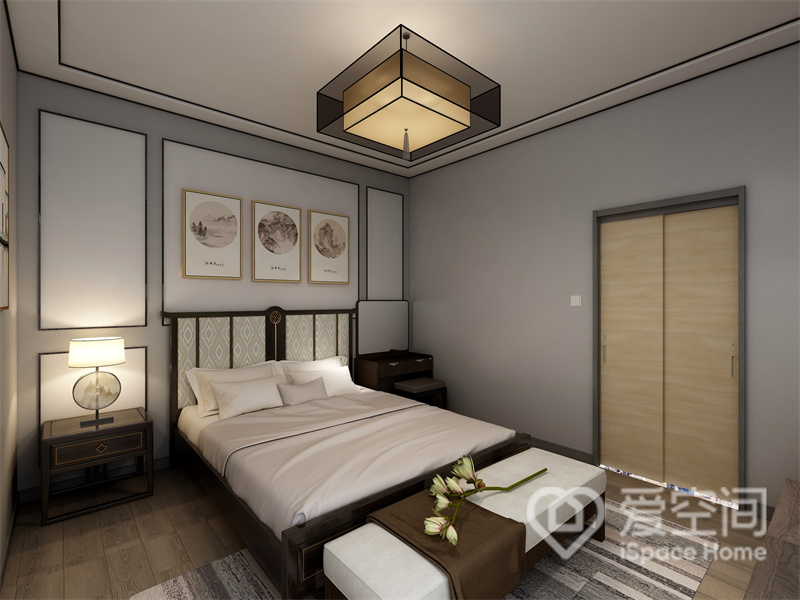 主卧配色温和，营造出低调从容的卧室空间，设计师借用组合式照明方式，渲染出沉稳的空间氛围。
