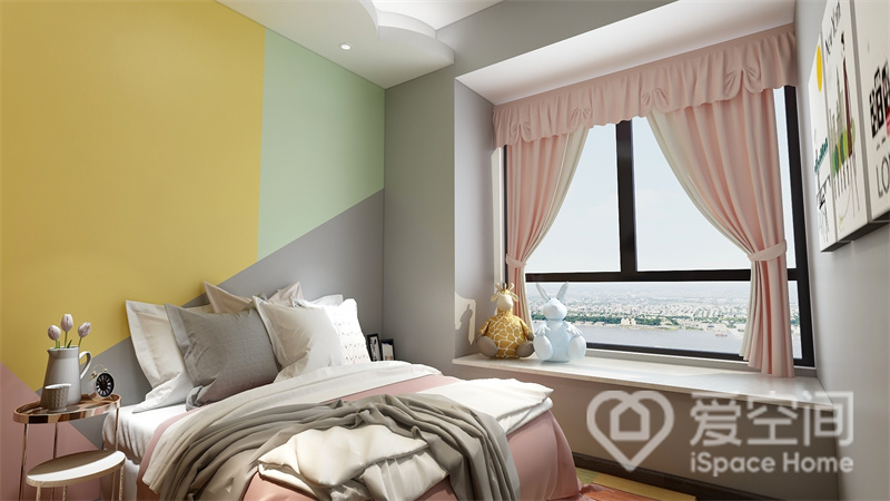 次卧背景拼色设计，简约但丝毫不显单调，粉色与灰色床品点缀，让空间显得更加的有治愈感。
