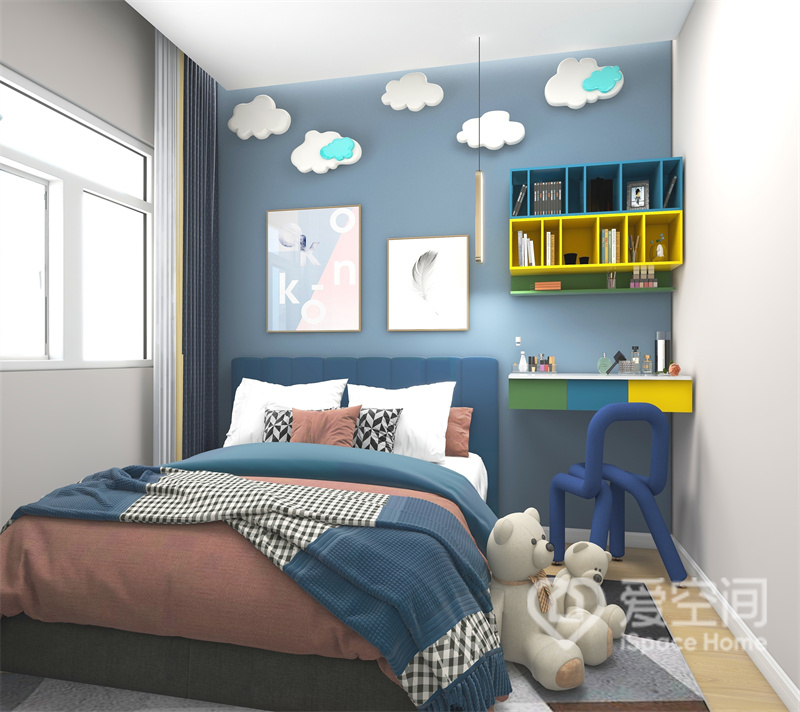 次卧未做吊顶，背景墙选用蓝色塑造浪费氛围，家具的配色大胆而灵活，带来舒适温馨的视觉效果。