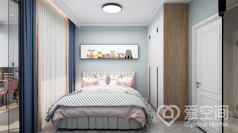 次卧干净纯粹，高级与质感完全拿捏，配色温润细腻，卡通元素让整个卧室空间不再低调。