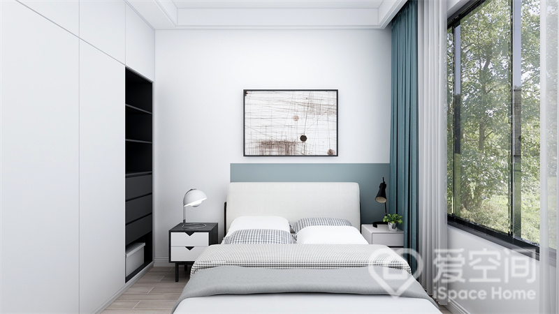 设计师运用白色家具搭配组合出简练的质感，入墙式衣柜与背景墙完美贴合，卧室舒适自然。