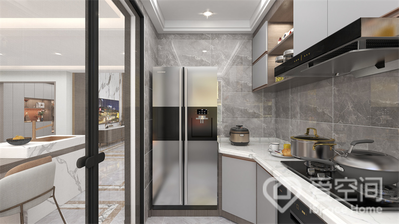 大理石覆盖厨房背景，带来高级的空间感，白色操作台勾勒出层次美，一字型橱柜提升了烹饪利用率。