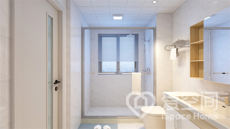 暖光为卫浴空间增添温暖与格调，设计师选用玻璃作干湿分离设计，令白色的空间呈现出柔美恬静的质感。