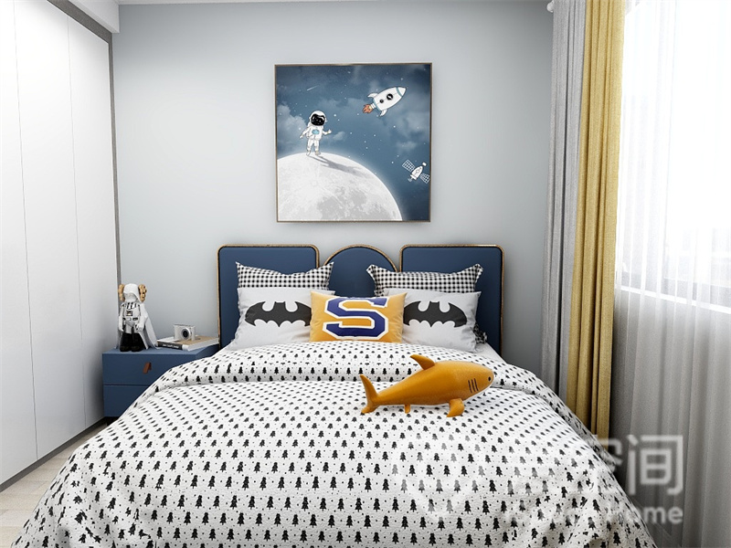 次卧中，设计师采用装饰和卡通床头来提高空间的童话感，蓝色与白色搭配营造出温馨的休息氛围。