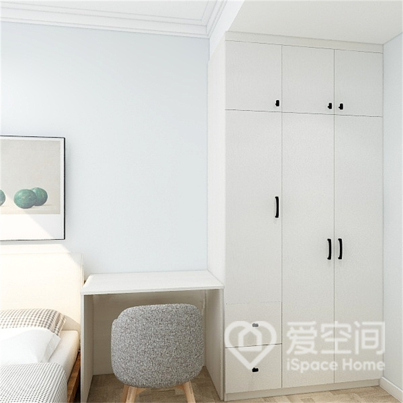 定制衣柜让次卧空间多了一种艺术语言，白色柜面令空间更加温馨简雅，视觉氛围明亮舒适。