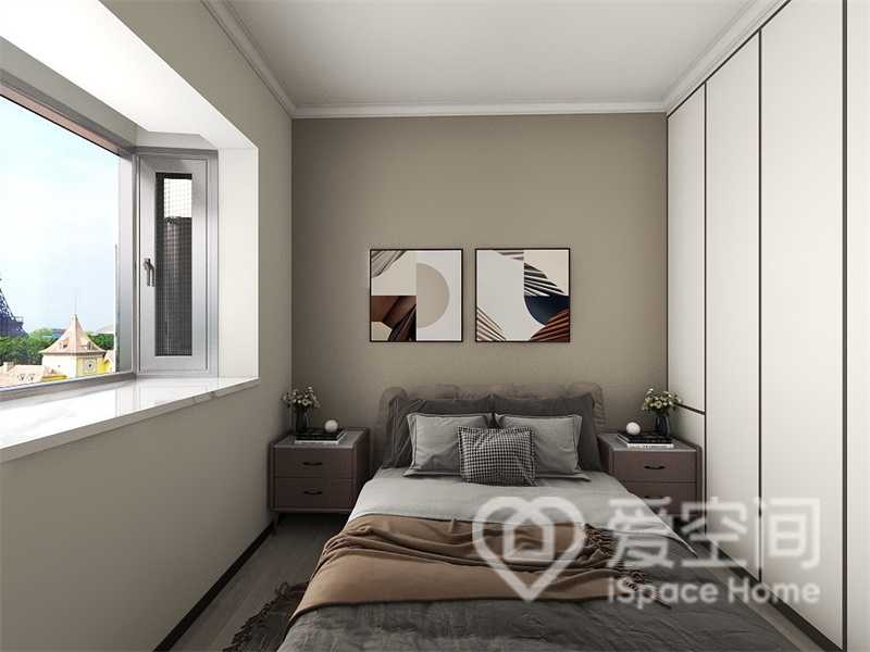 次卧立面并不是单一的色调，米色与白色搭配营造出空间的舒适氛围，大地系床品令空间更加稳重。