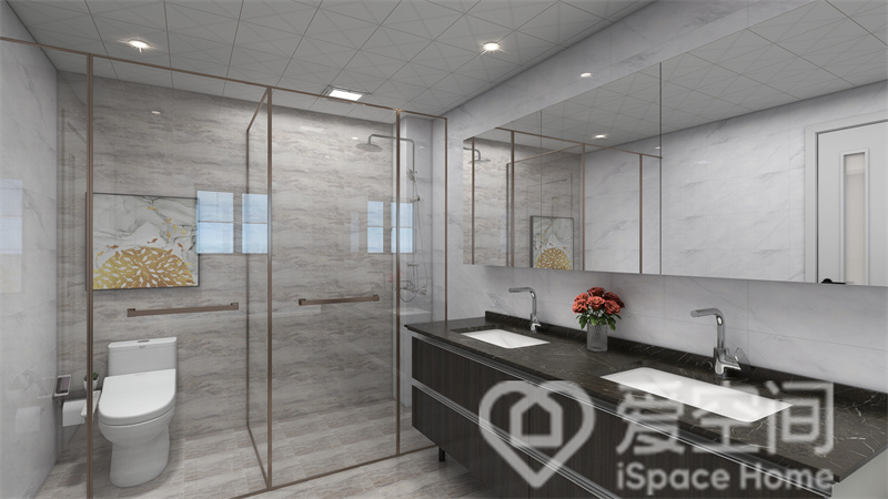 卫浴空间根据生活需要布置，干湿分离做的很到位，长条的镜面设计增强了室内空间感，令卫生间显得更大。