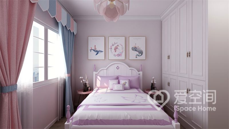 儿童房格调高雅，粉色调软装带来甜腻的装饰美感，白色衣柜入墙式设计，传递出优雅整洁的气息。
