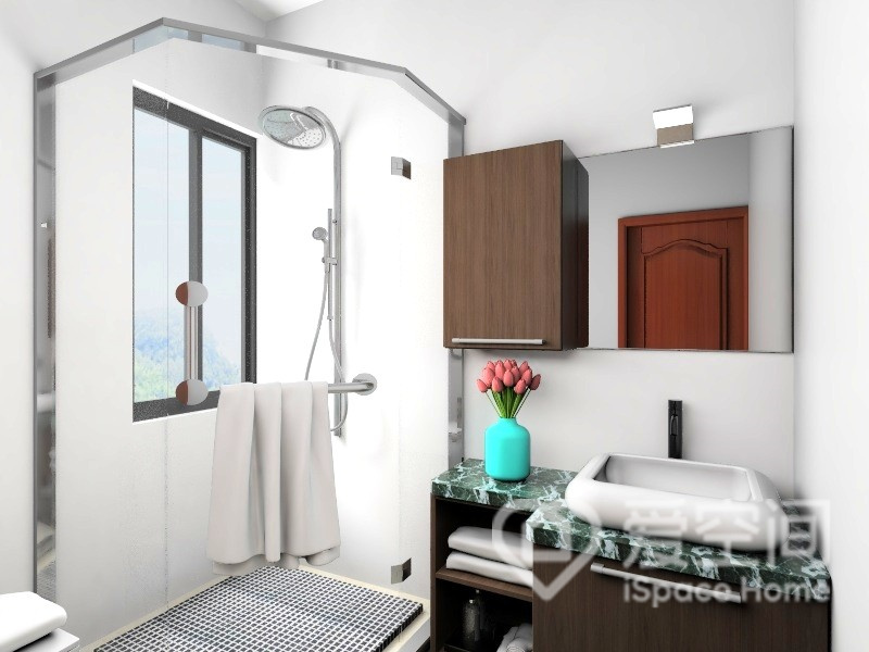 卫生间中设计师选择了白色作为空间背景，冷色调的收纳柜和洗手柜平衡了空间所产生的乏味感。