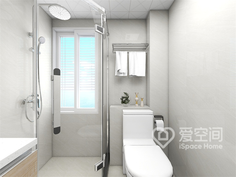 卫浴空间的光线十分充足，干湿分离的运用强化了室内的层次感，白色洁具提升了空间的整洁氛围。