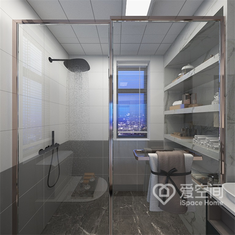 卫生间进行了干湿分离设计，淋浴房用玻璃进行干湿分离，墙体嵌入壁龛设计，彰显出别具一格的氛围。