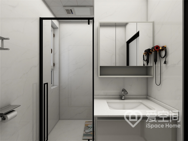 卫浴空间以白色为主色调，局部使用了黑色线条勾勒，空间松弛且不拘谨，生活舒适度高。
