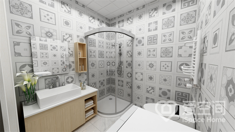 卫生间的背景采用了个性壁纸，让空间拥有不一样的设计特点，淋浴房的打造也让日常清洁变得更方便。