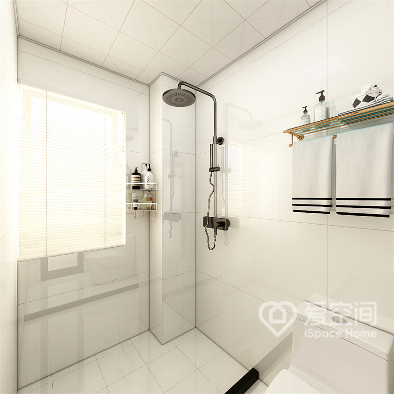 卫浴空间的采光很好，设计师选用防水条做干湿分离，淋浴位置和坐便器位置都设计了收纳架。
