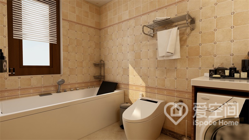 卫浴背景墙使用米色砖面晕染，浴缸临墙放置，直线条带来秩序感，空间也随之变得更加有序。