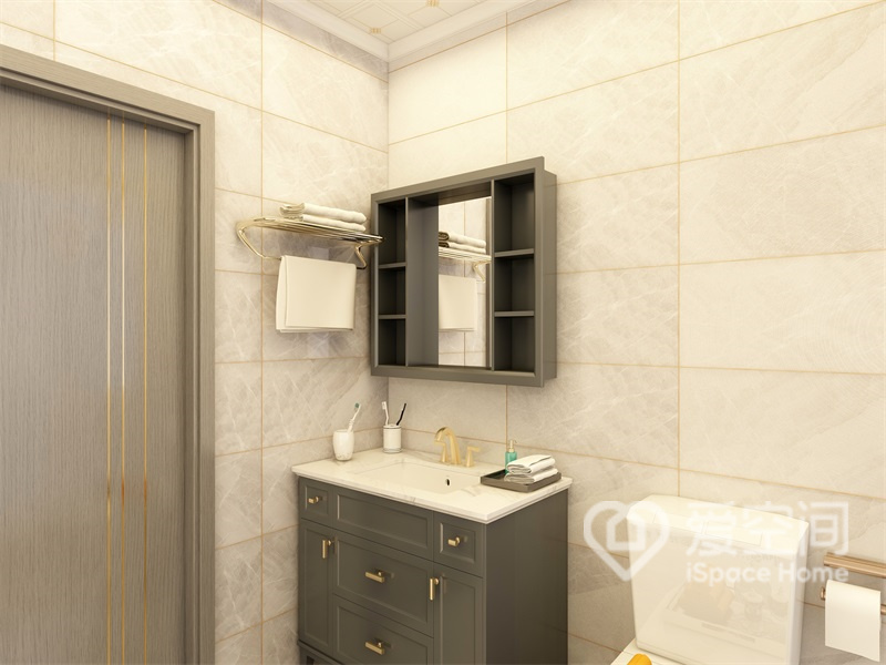 米色调砖面让卫浴空间看起来清新干净，小巧的镜柜和洗手柜消减了硬装带来的单调感，使得空间显得轻盈通透。