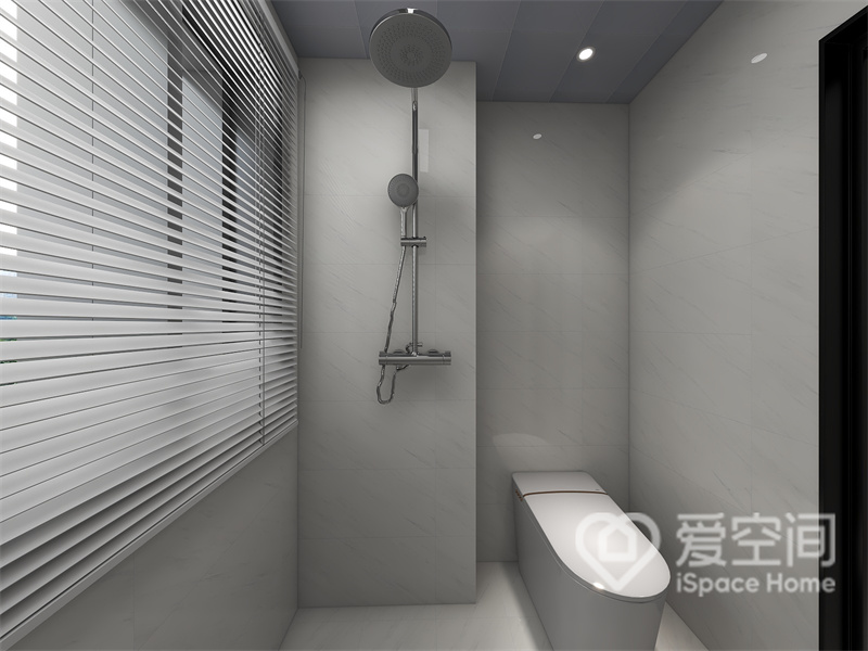卫浴空间结构紧凑，没有做干湿分离，在筒灯的照射下，白色洁具形成良好的点缀，令空间显得更加明亮。