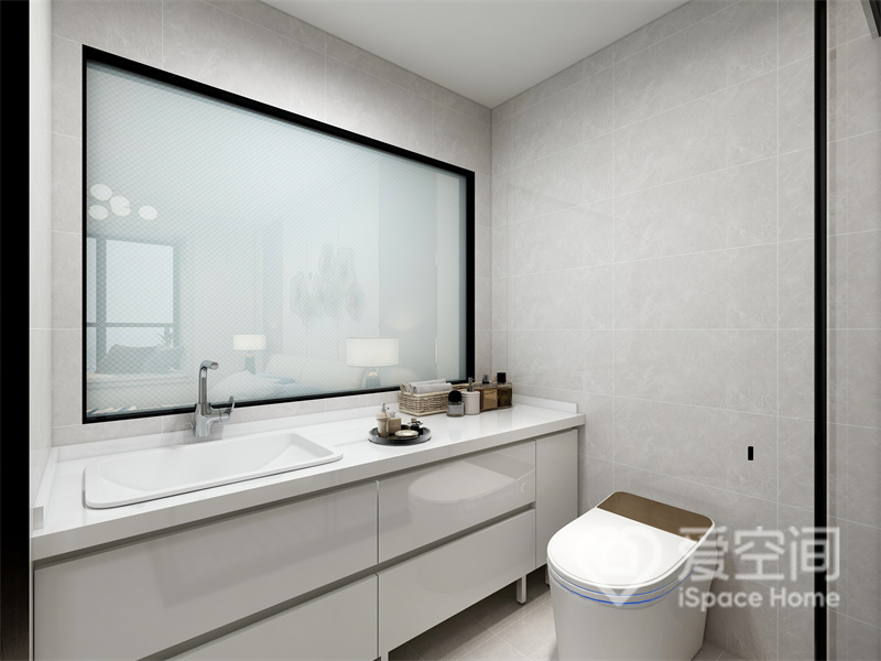 衛生間使用了白色色調，空間干凈整潔，洗手臺面積寬敞，簡約設計，配上燈光顯得優雅而簡靜。