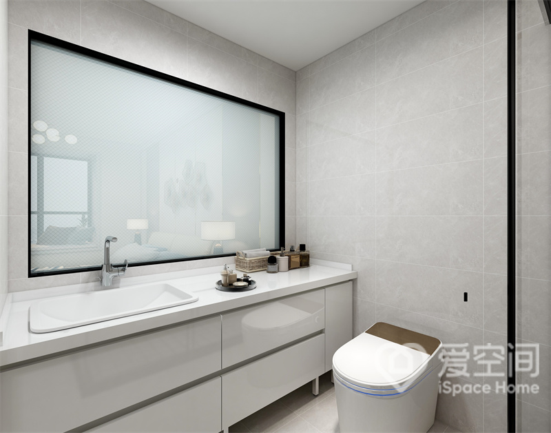 灰白色砖面带来优雅的感受，拉长洗手柜令视觉更饱满，墙面应用大面镜子，彰显出精致有序的空间氛围。