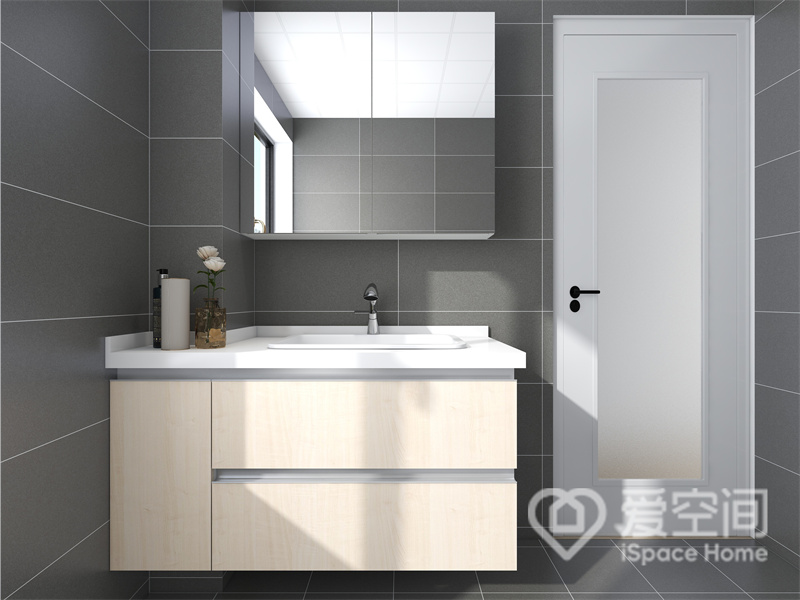 卫生间拥有简约的设计格调，白色空间中加以玻璃塑造干湿分离空间，让卫浴间拥有恰到好处的生活气息。