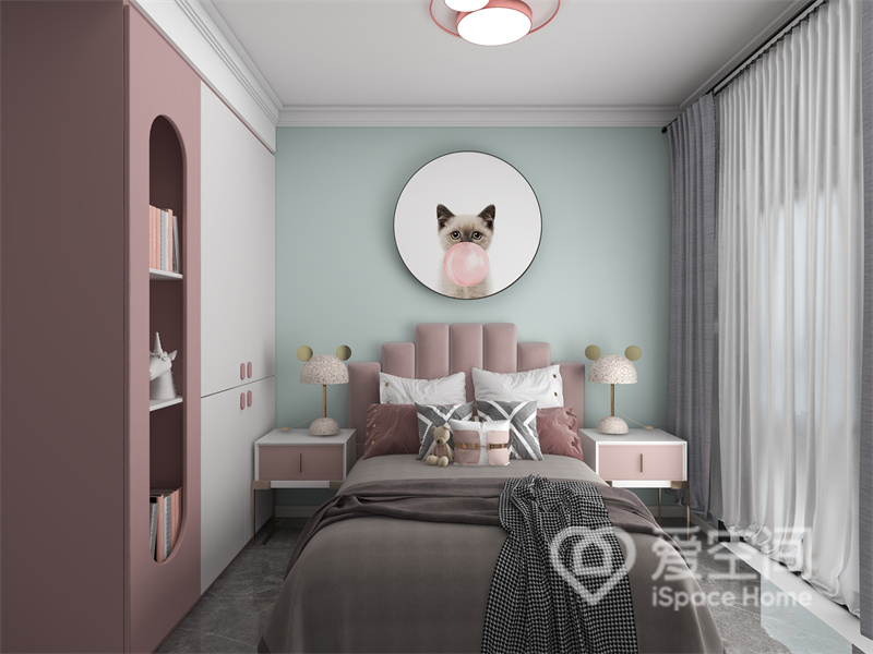 次卧的配色精致而轻奢，薄荷绿和粉色搭配，令空间充满慵懒的氛围，软装卡通有趣，增加了卧室的生动趣味。