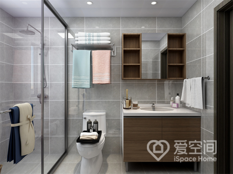 在卫浴空间中，设计师利用玻璃做了干湿分离，搭配原木镜柜和洗手柜，展现出素雅温馨的生活氛围。