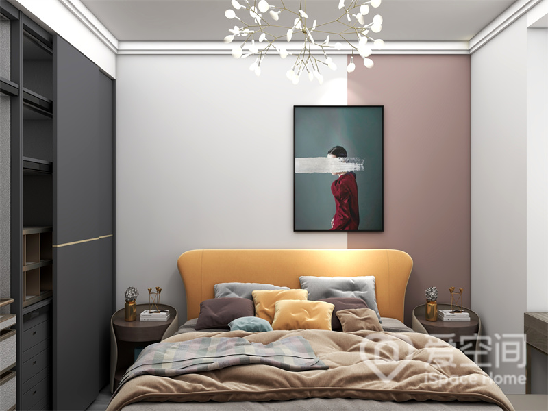 次卧背景墙做了拼色设计，令背景画面充满时尚视觉感，黄色双人床诠释出主人的艺术品味。