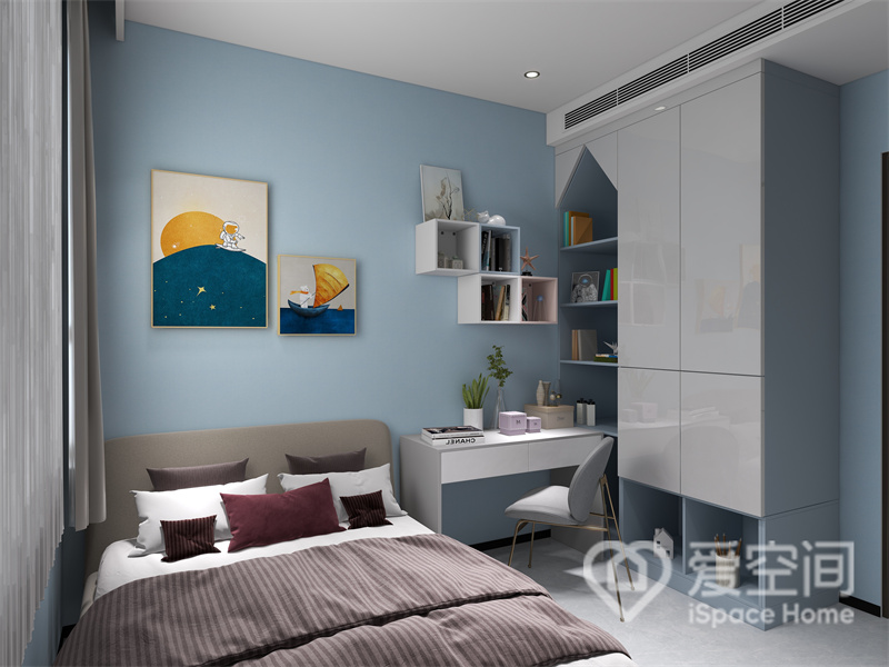 次卧选用天蓝色为底色，配合大地色系床品，在光影的运用下，呈现出时尚有趣的居住空间。