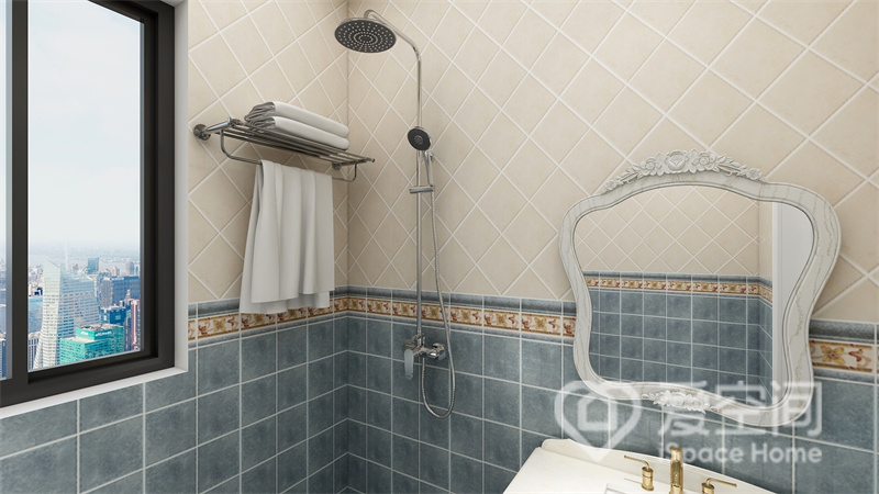 欧式卫生间格外注重配色，墙面采用浅米色和蓝色搭配，展现出欧式贵族气息，淋浴器与洗手台一字排开，日常使用方便。