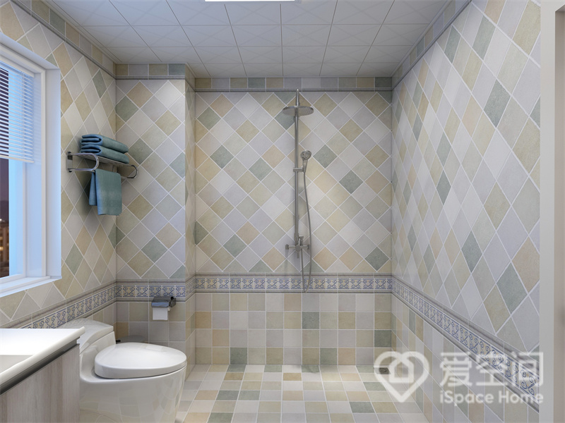 卫生间朴素简单，小方砖带来精致的装饰美感，空间中未做干湿分离，日常使用更加舒适自在。