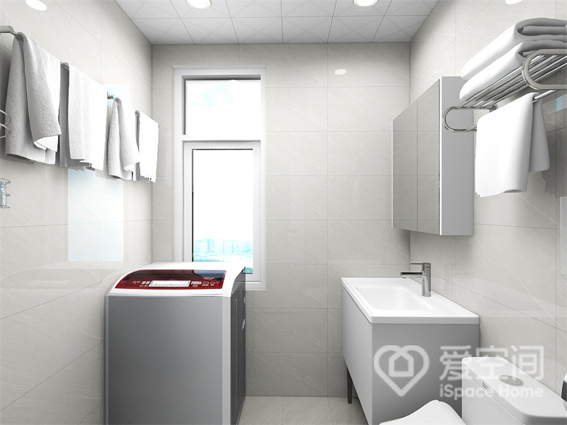 卫浴空间在布局上十分考究，米白色背景令空间显得整洁而干净，灰白色洁具增强了立体感。