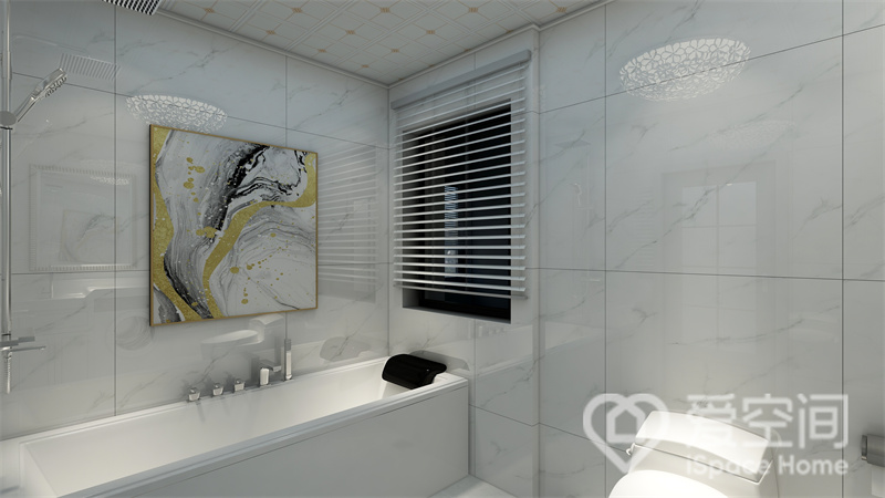 卫浴间以白色为主色调，融入同色系马桶、浴缸后，呈现出整洁干净的观感，装饰画增加了空间的艺术气息。