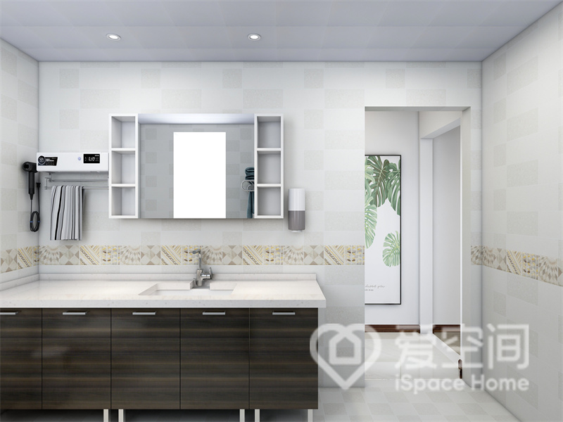 卫浴空间的色调和谐温馨，白色立面呈现出安静舒服的视觉氛围，木材洗手柜储物功能强大。