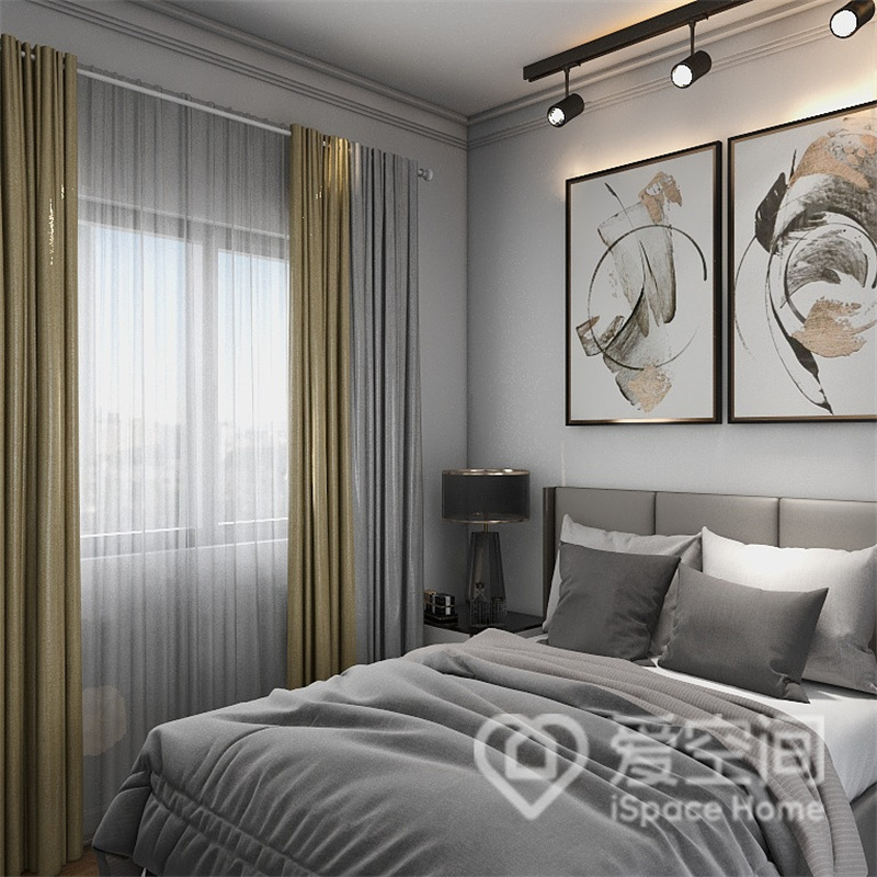 灰色床品奠定了次卧空间的冷静基调，筒灯的点缀下装饰画彰显出质感，空间显得雅致而生趣。