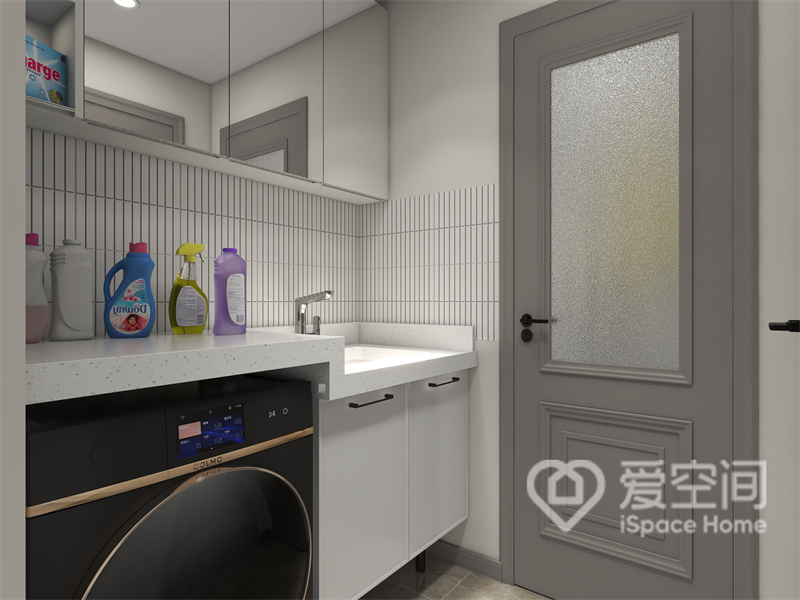 洗手柜与洗衣机柜定制设计，错落有序，配色协调，将洗衣机放置在卫生间缩短了生活动线，也方便排水。
