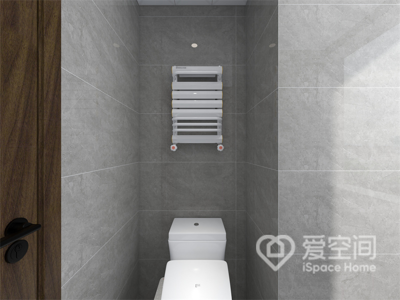 衛浴空間選用低調不張揚的灰色調大理石做背景，搭配白色潔具，令空間充滿豐富的層次感。